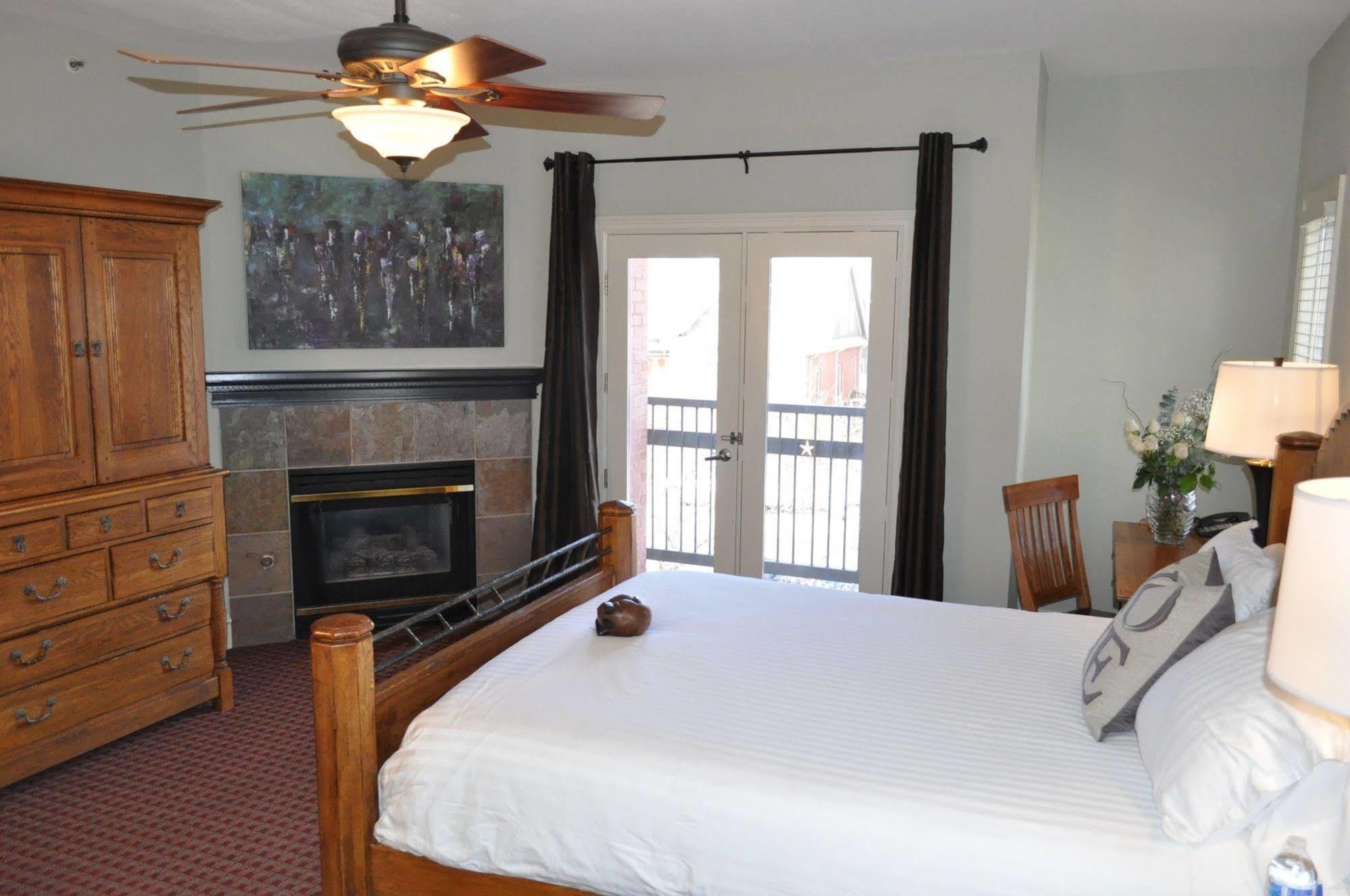 The Bradley Boulder Inn Bagian luar foto
