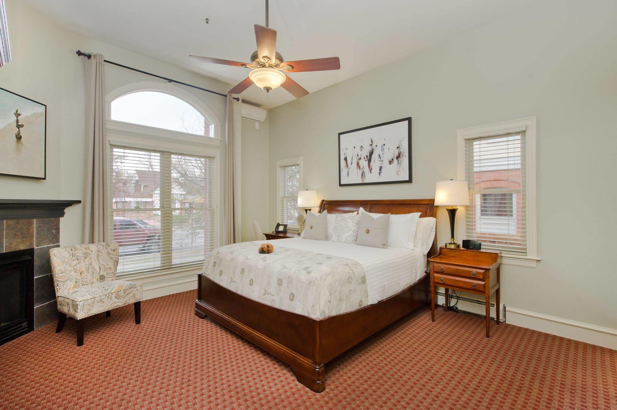 The Bradley Boulder Inn Bagian luar foto