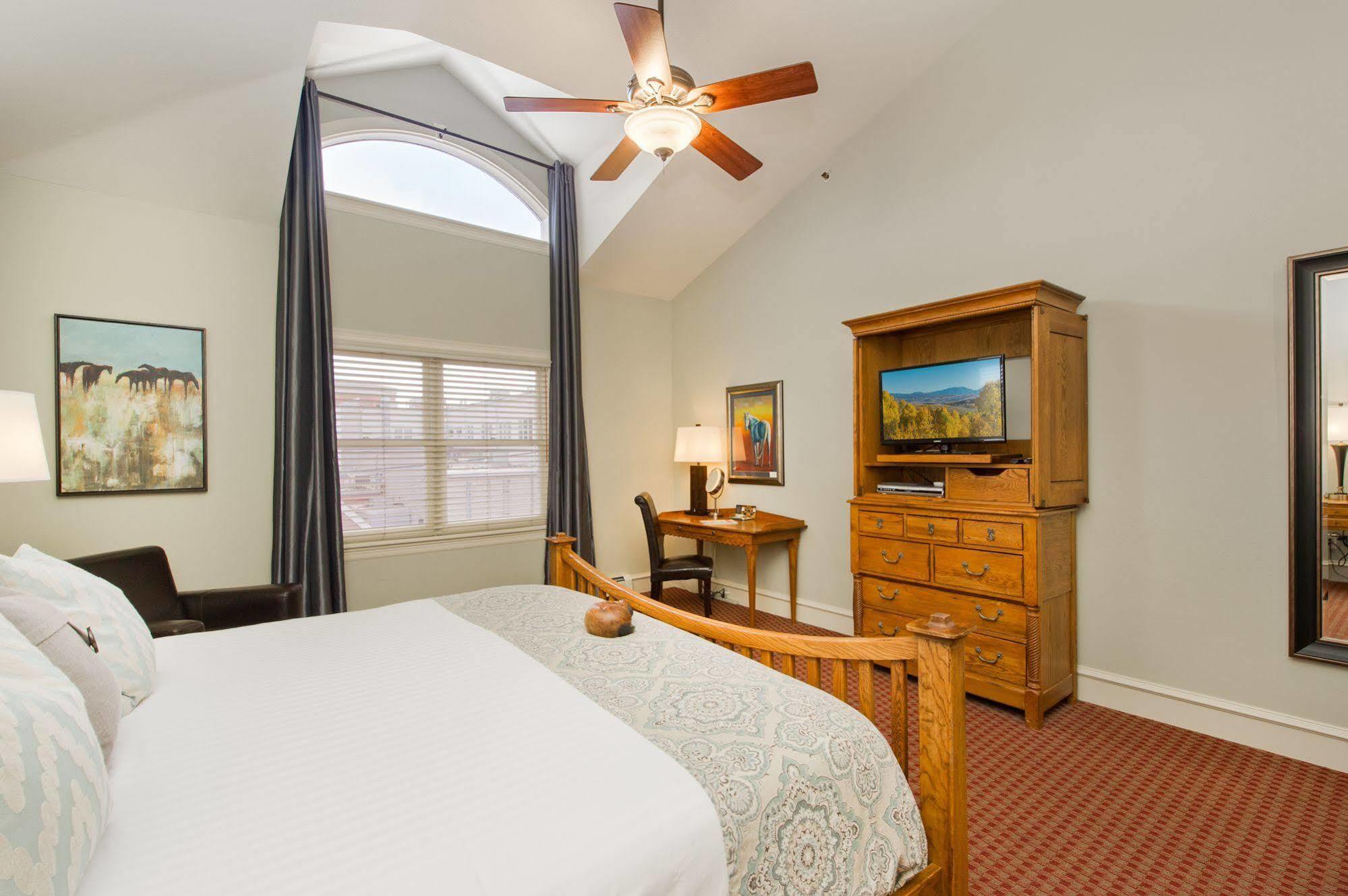 The Bradley Boulder Inn Bagian luar foto